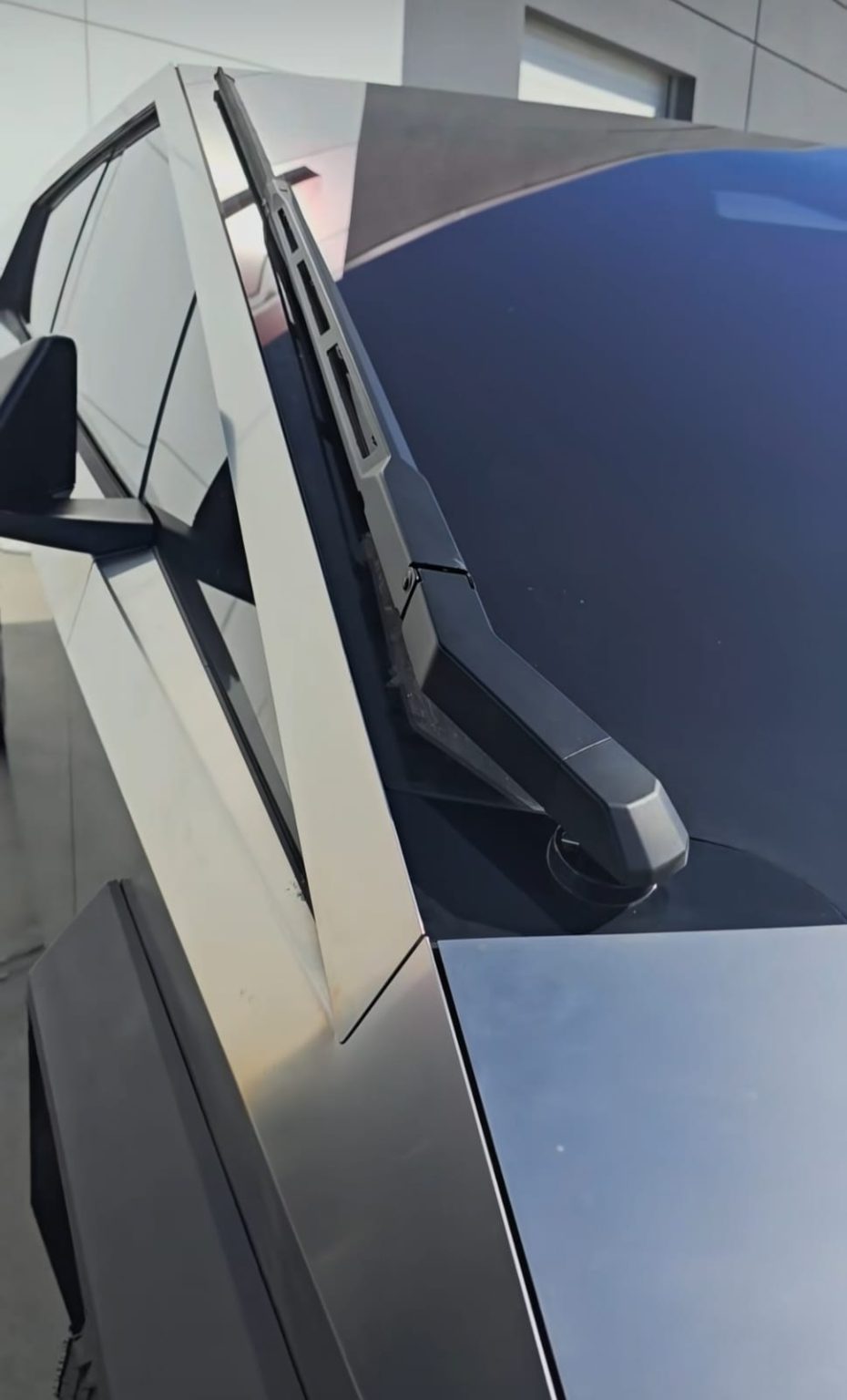 The Cybertruck Wiper Revolutionizing Windshield Cleaning UNIWIPER